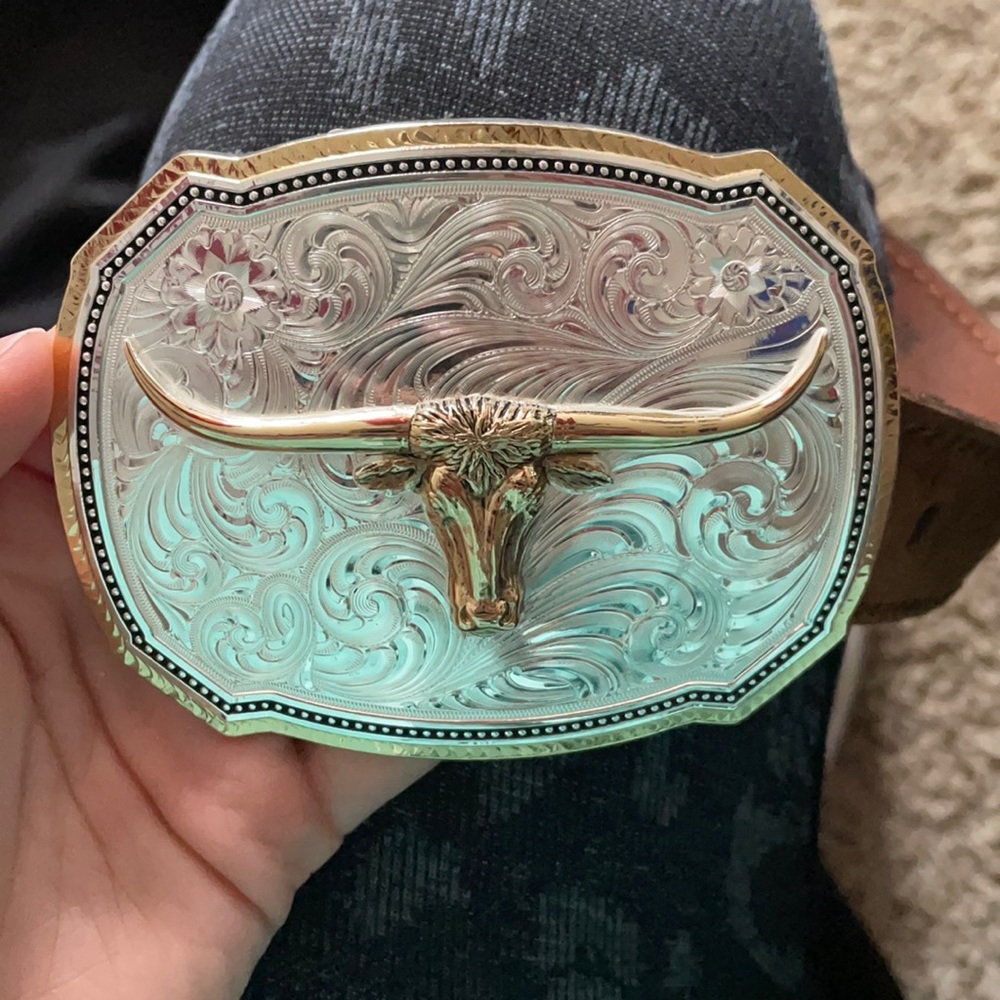 brand new belt buckle! Worn a handful of times, once while bull riding.